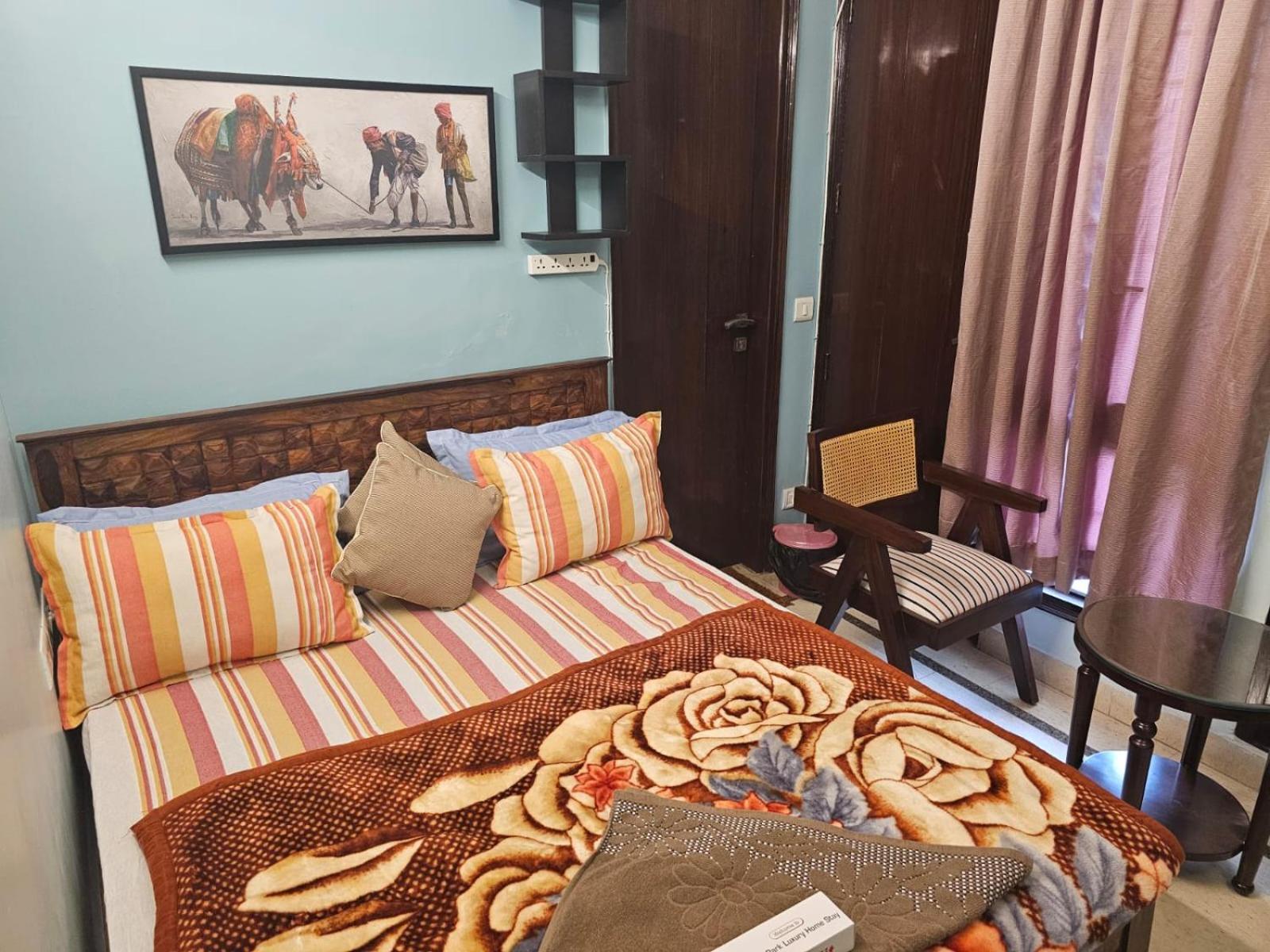 Sky Bloom Luxury Homestay Nova Deli Exterior foto